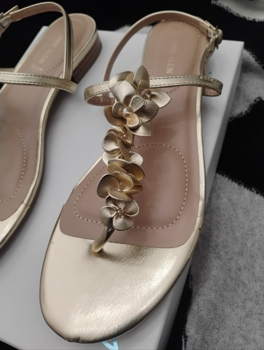 Anne Klein Flavia Iflex Metallic Gold Floral Embellished Thong Sandals Sz 10 NEW - Picture 8 of 16